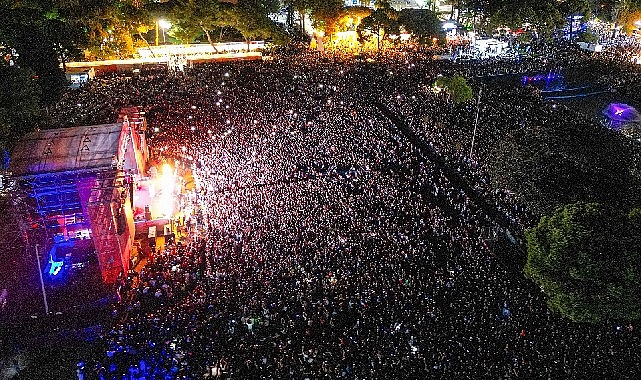 İzmirliler Kurtuluş Günü’nde İzmir Fuarı’na akın etti