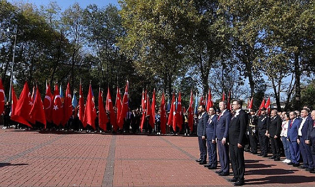 29 Ekim Cumhuriyet Bayramı’nın 100. yıldönümü kutlamaları, bugün Atatürk anıtı önünde düzenlenen çelenk sunma töreniyle başladı.